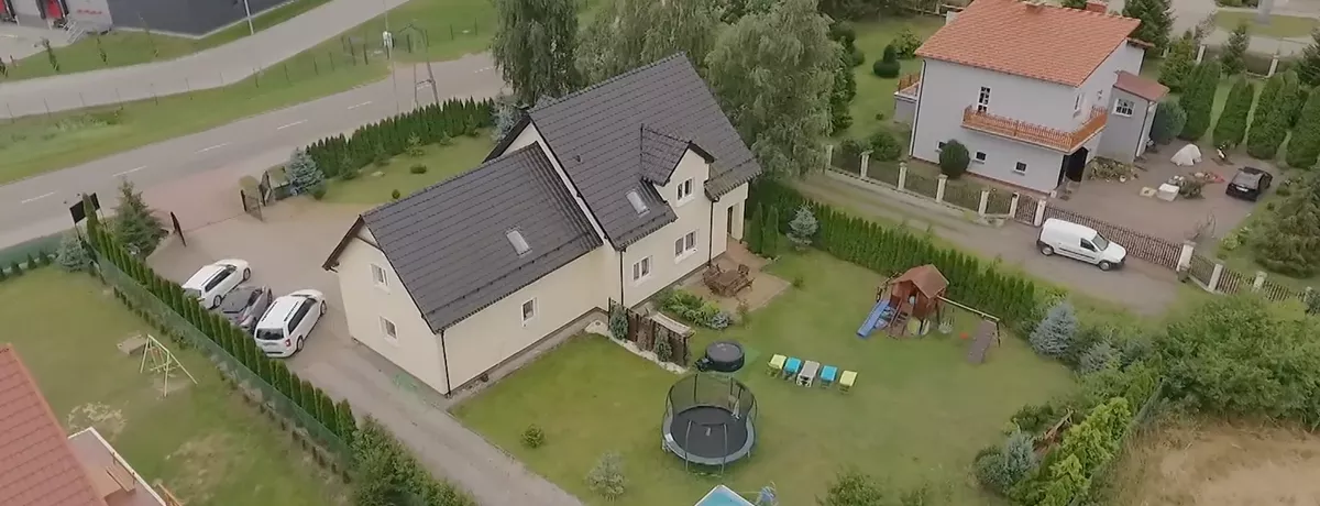 Kto by tak chciał?! Wielkie akwarium, jacuzzi i basen! Tak mieszka uwielbiany gwiazdor disco polo - Łukasz Gesek!